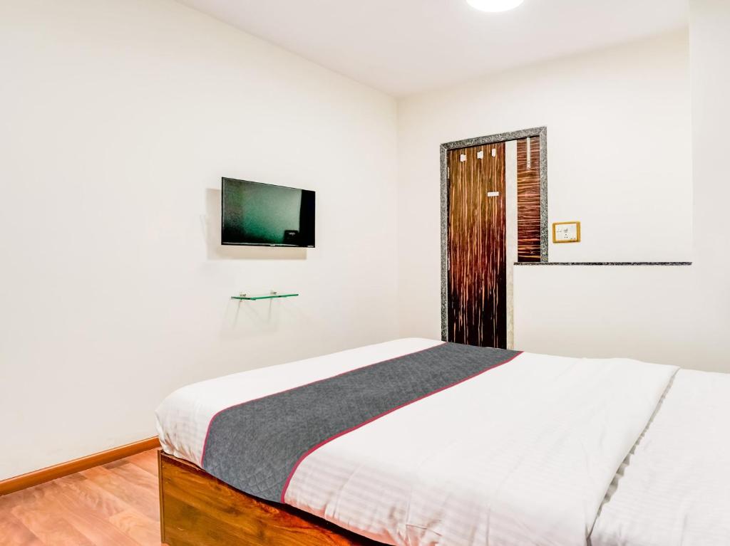Un pat sau paturi într-o cameră la Sairup Stays