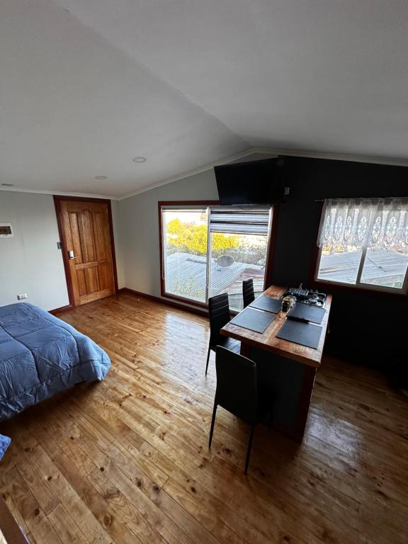Postel nebo postele na pokoji v ubytování Hostal y Cabañas Mirando al Mar