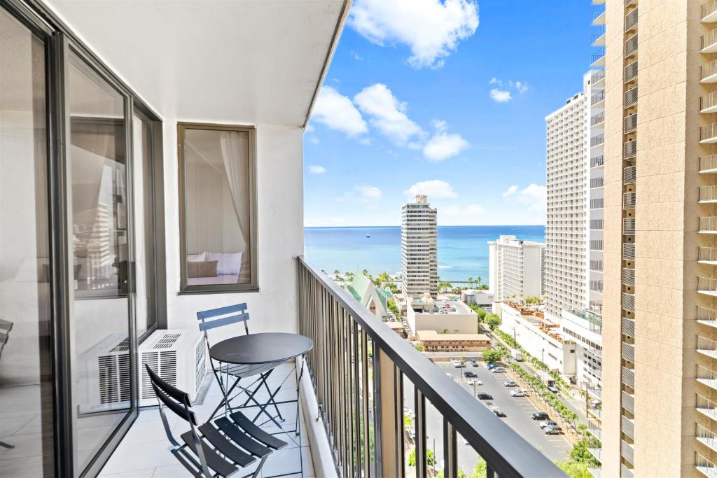 uma varanda com cadeiras e vista para o oceano em Ocean View Suite, Near Beach & Free Parking! em Honolulu