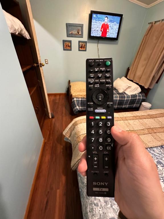 TV a/nebo společenská místnost v ubytování Hostal y Cabañas Mirando al Mar