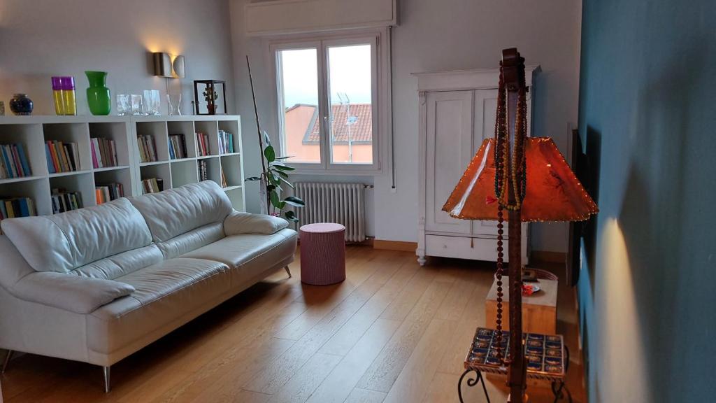 Borgo San Giuliano في ريميني: غرفة معيشة مع أريكة ورف كتاب