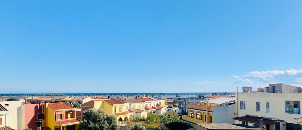 夸尔图-圣埃莱娜Casa Il Maestrale的城市景观,拥有多彩的建筑