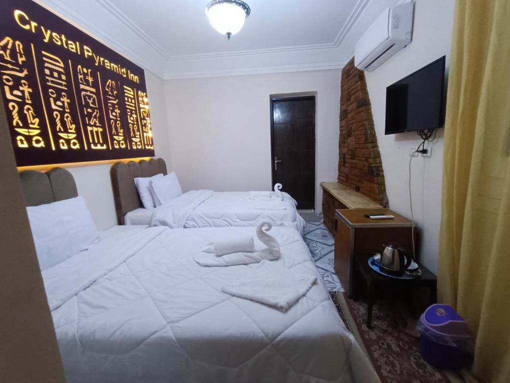 Postel nebo postele na pokoji v ubytování Pyramid View inn GH