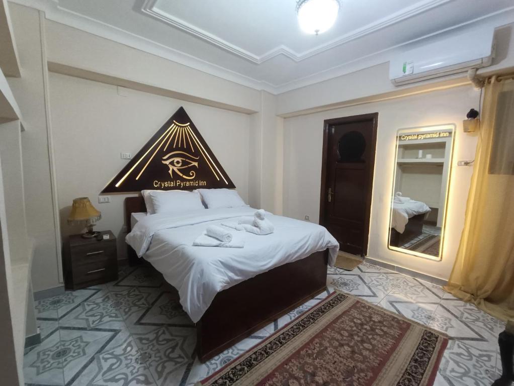 Postel nebo postele na pokoji v ubytování Pyramid View inn GH