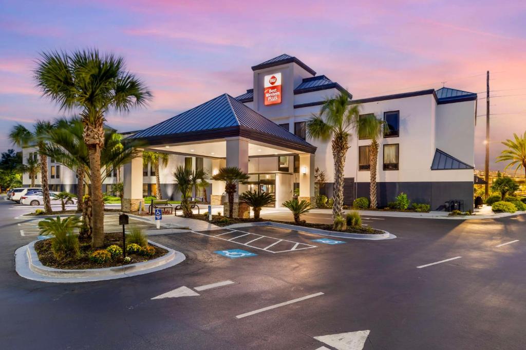 un hôtel avec des palmiers dans un parking dans l'établissement Best Western Plus Myrtle Beach@Intracoastal, à Myrtle Beach