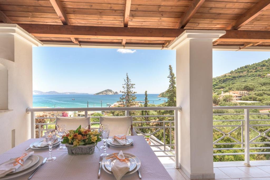 tavolo da pranzo con vista sull'oceano di Villa Panorama a Keríon