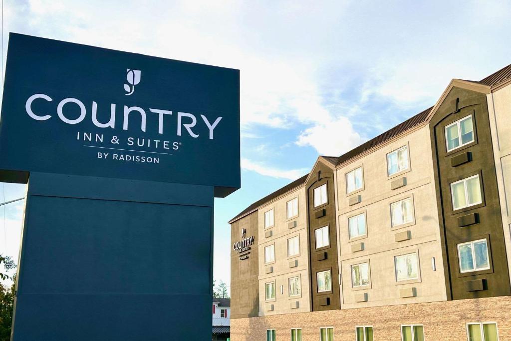 a sign that reads country inn and suites in front of a building at Country Inn & Suites by Radisson Rehoboth Beach - Dewey in Rehoboth Beach