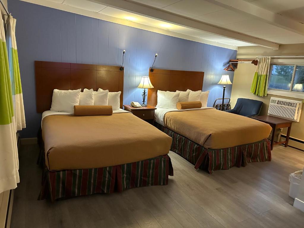 Claremont的住宿－Claremont Motor Lodge，酒店客房配有两张床和一张书桌