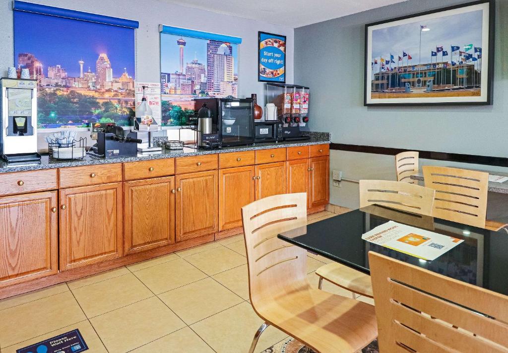 Quality Inn Breakfast Hours: Start Your Day Right!