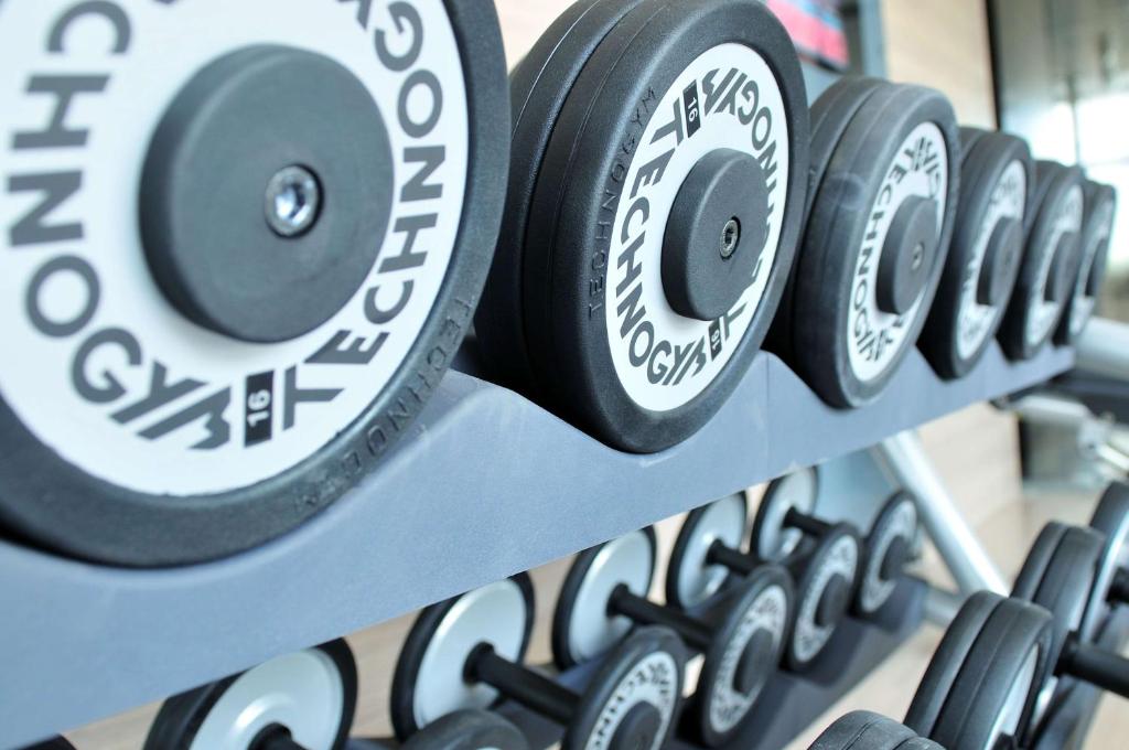Fitness centrum a/nebo fitness zařízení v ubytování Radisson Gurugram Sohna Road City Center