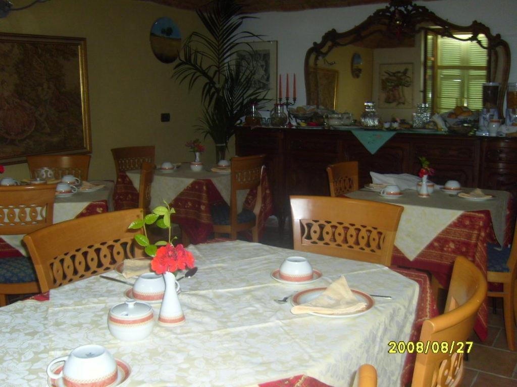 Reštaurácia alebo iné gastronomické zariadenie v ubytovaní Casa Tavasso
