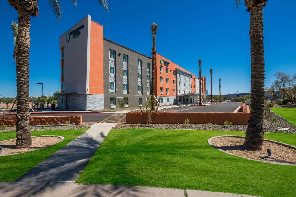 錢德勒的住宿－WoodSpring Suites Chandler Airport，一座棕榈树建筑