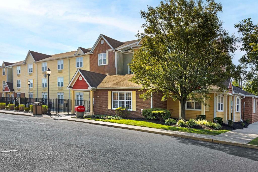 uma fila de casas numa rua da cidade em MainStay Suites Mt Laurel - Philadelphia em Mount Laurel