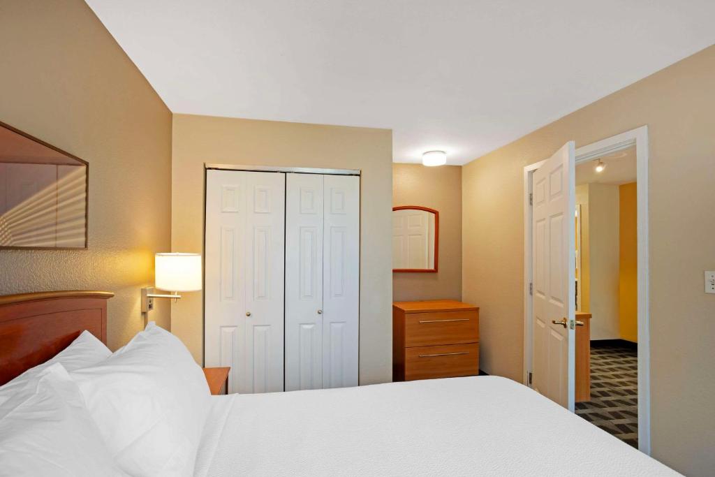 Postel nebo postele na pokoji v ubytování MainStay Suites Mt Laurel - Philadelphia