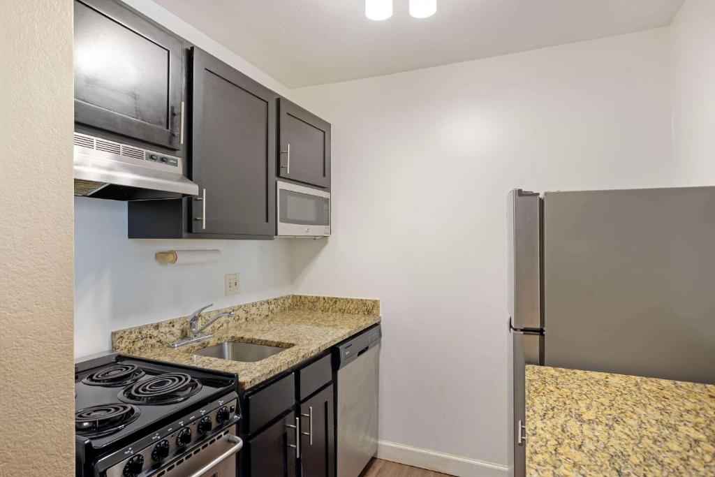Kuchyň nebo kuchyňský kout v ubytování MainStay Suites Mt Laurel - Philadelphia