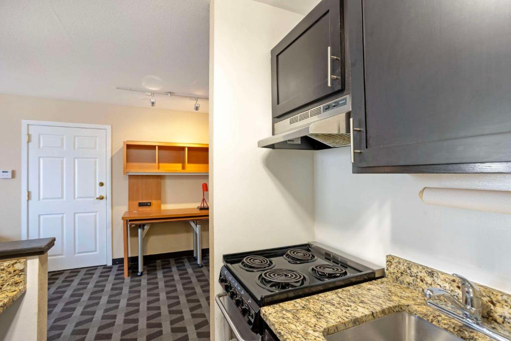 Kuchyň nebo kuchyňský kout v ubytování MainStay Suites Mt Laurel - Philadelphia