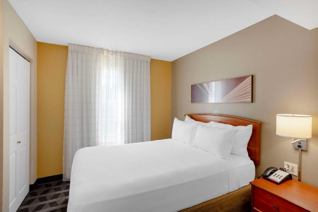 Postel nebo postele na pokoji v ubytování MainStay Suites Mt Laurel - Philadelphia
