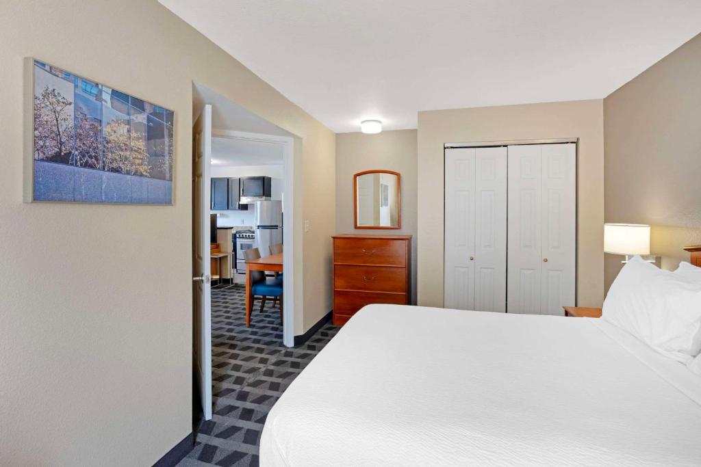 Postel nebo postele na pokoji v ubytování MainStay Suites Mt Laurel - Philadelphia