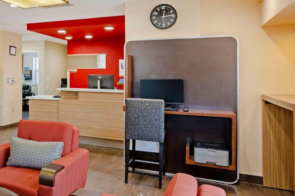 Kuchyň nebo kuchyňský kout v ubytování MainStay Suites Mt Laurel - Philadelphia