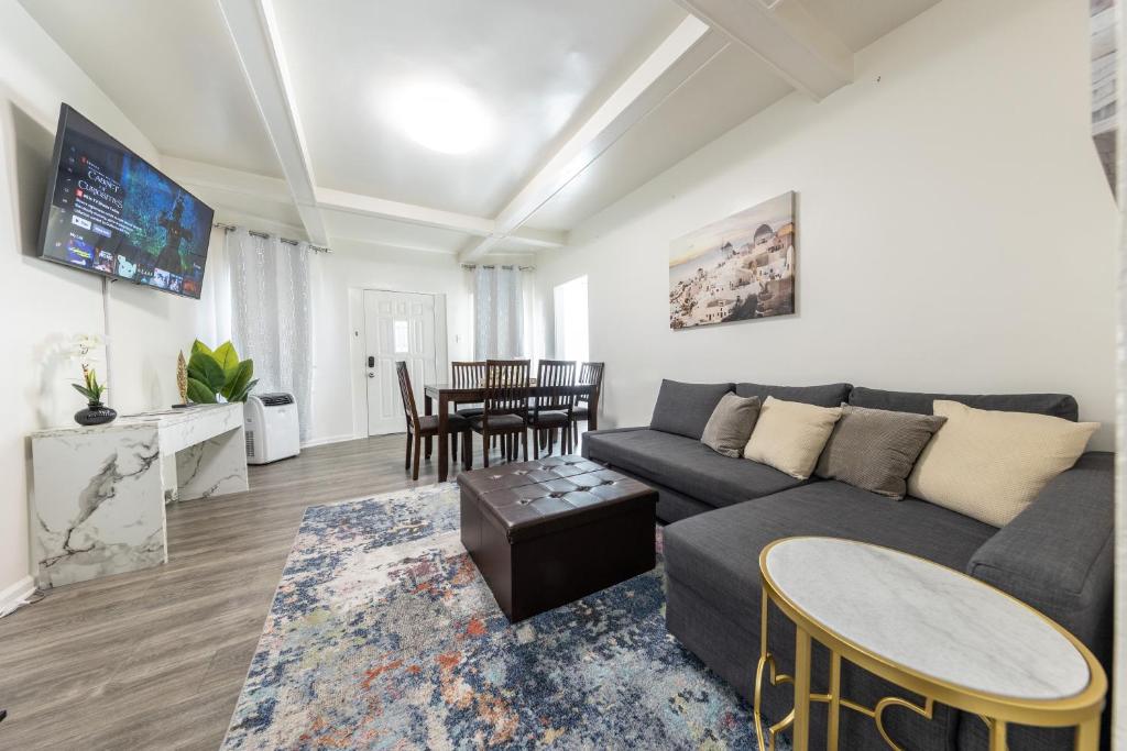 a living room with a couch and a table at 8 Beds Home with 4 Car Parking Space - Near DTLB in Long Beach