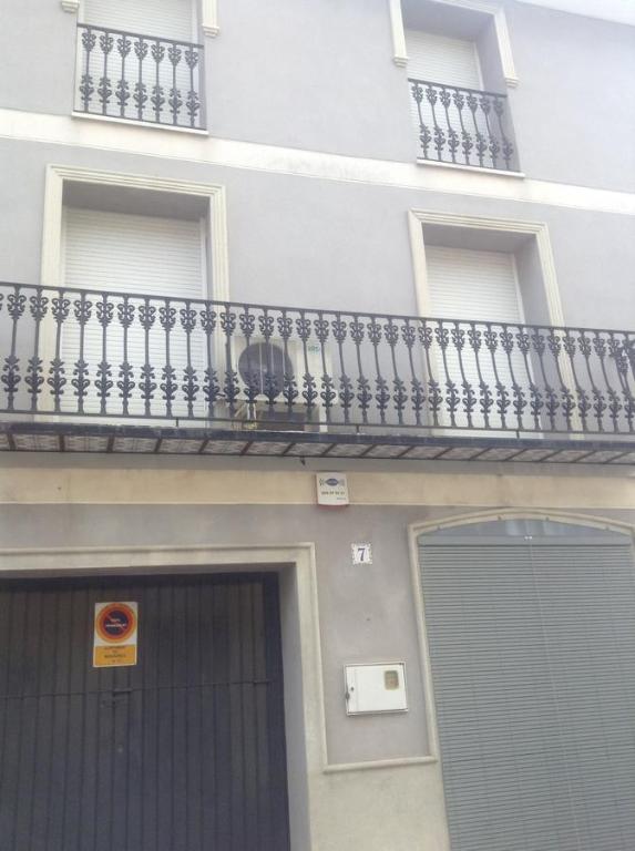 Beniarrés的住宿－Apartamentos Turisticos Ca Ramon，一座带门和阳台的建筑