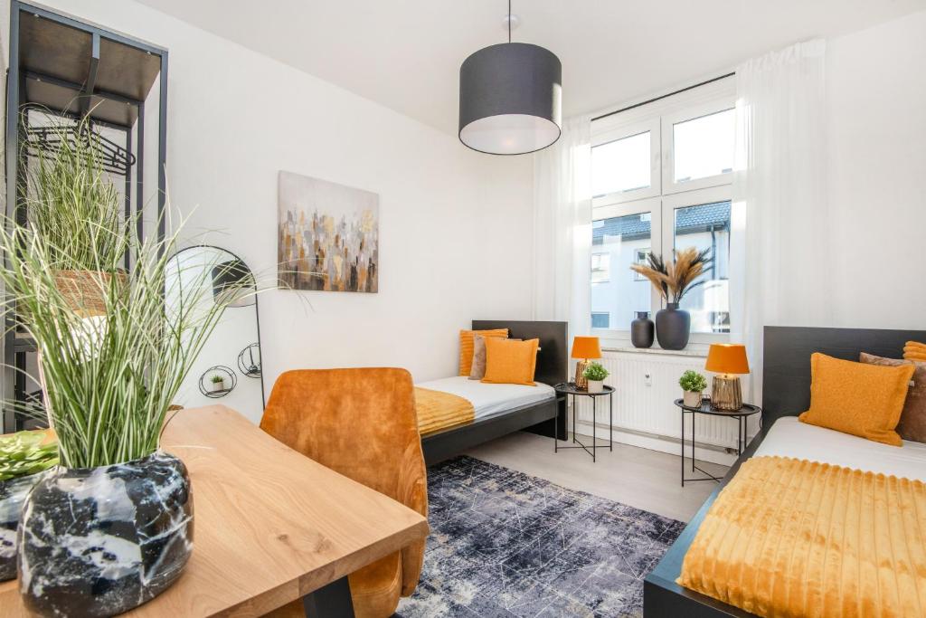 un soggiorno con 2 letti e un divano di FourSolos Apartment in Central Essen a Essen