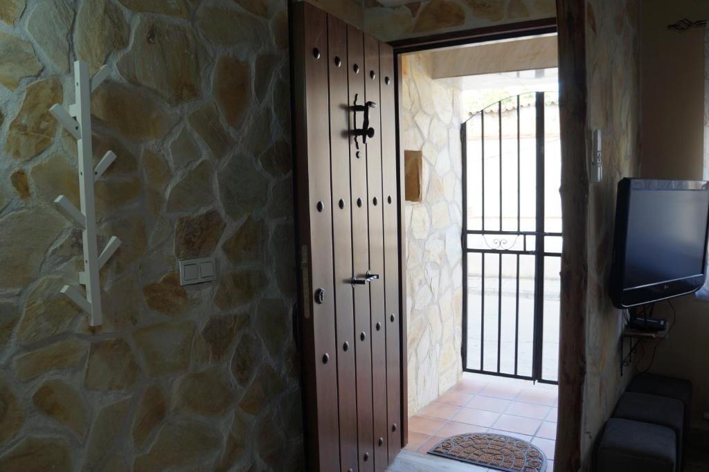 una porta per una camera con TV e porta di El Colibrí de Taraza 