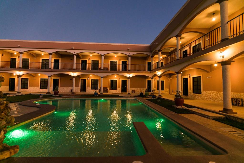 Bazén v ubytování Hotel Los Frailes, Valladolid, Yucatán nebo v jeho okolí
