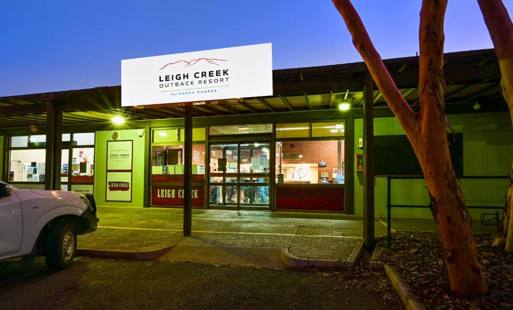 un edificio con un cartel que lee la investigación de la biblioteca de Leez Creek en Leigh Creek Outback Resort, en Leigh Creek