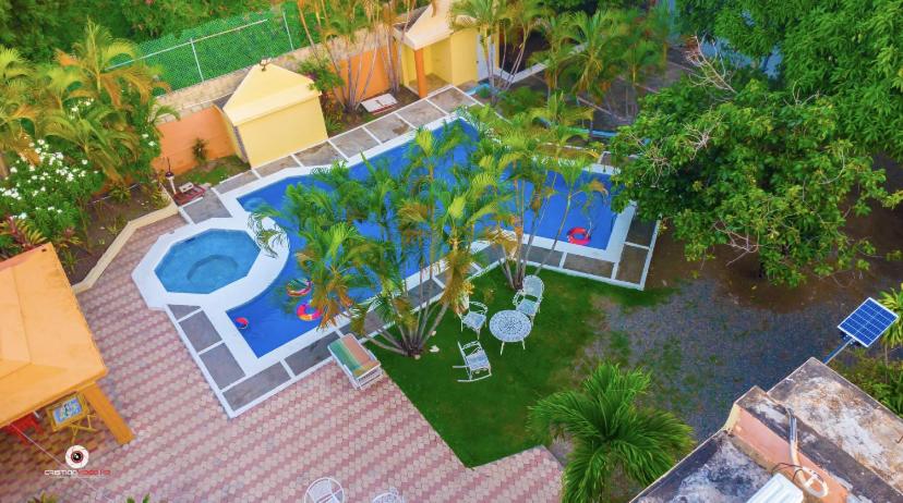an overhead view of a backyard with a swimming pool at Villa Eliana in Baní