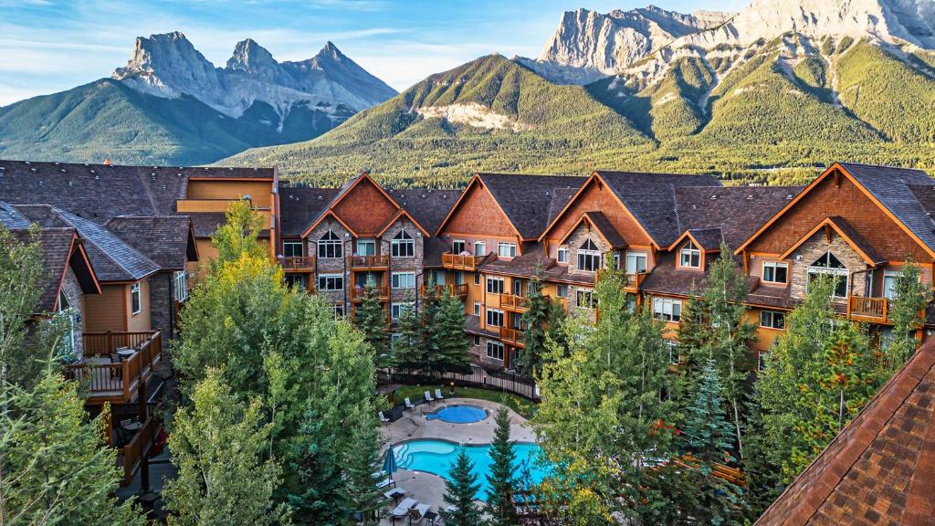 uma vista aérea de um resort com montanhas ao fundo em Stoneridge Mountain Resort em Canmore