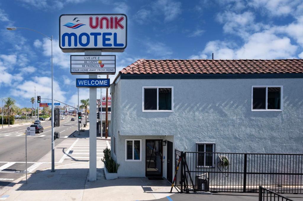 un panneau indiquant les États-Unis devant un bâtiment dans l'établissement Unik Motel, à Harbor City
