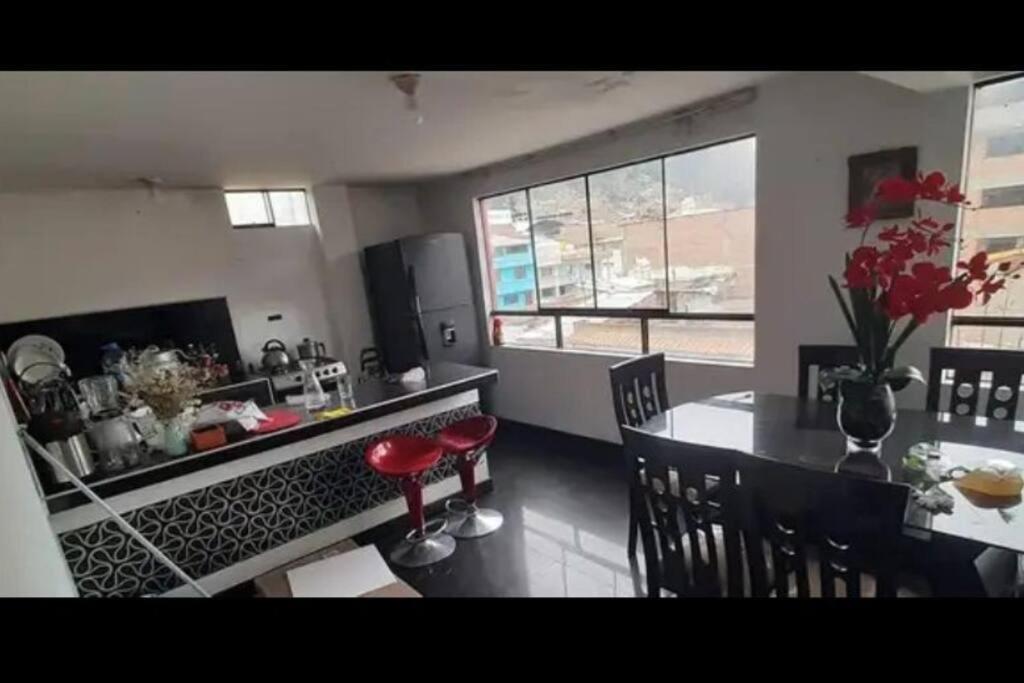 une cuisine avec une table et une salle à manger dans l'établissement Departamento Amoblado, à Huaraz