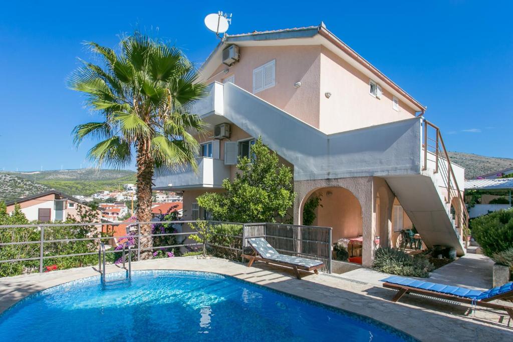 una villa con piscina e una casa di Family friendly apartments with a swimming pool Seget Vranjica, Trogir - 14409 a Donji Seget