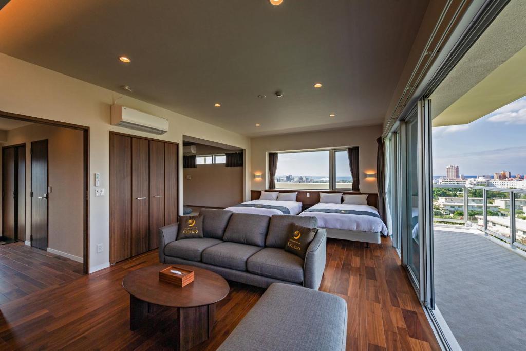 une chambre d'hôtel avec un lit et un canapé dans l'établissement Private Condo Chatan Jagaru by Coldio Premium, à Chatan
