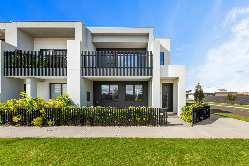 Guru’s Castle PetFriendly, Spacious 3 BR Home, Truganina (updated