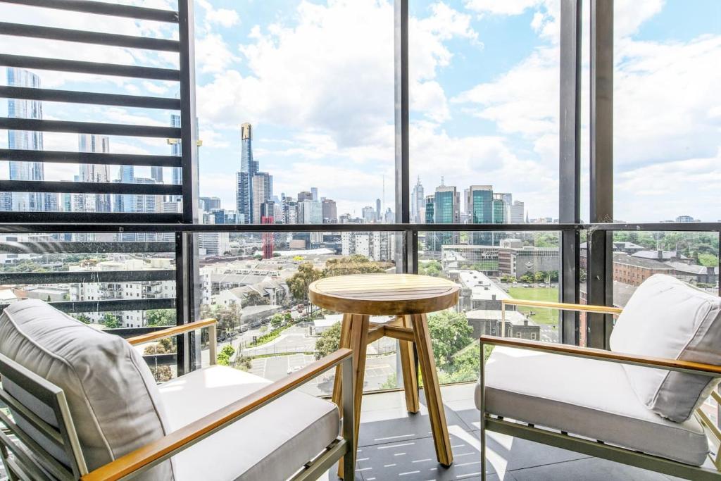 Habitación con vistas a la ciudad en Skyhigh's Edge - City View Serenity by St Kilda Rd, en Melbourne