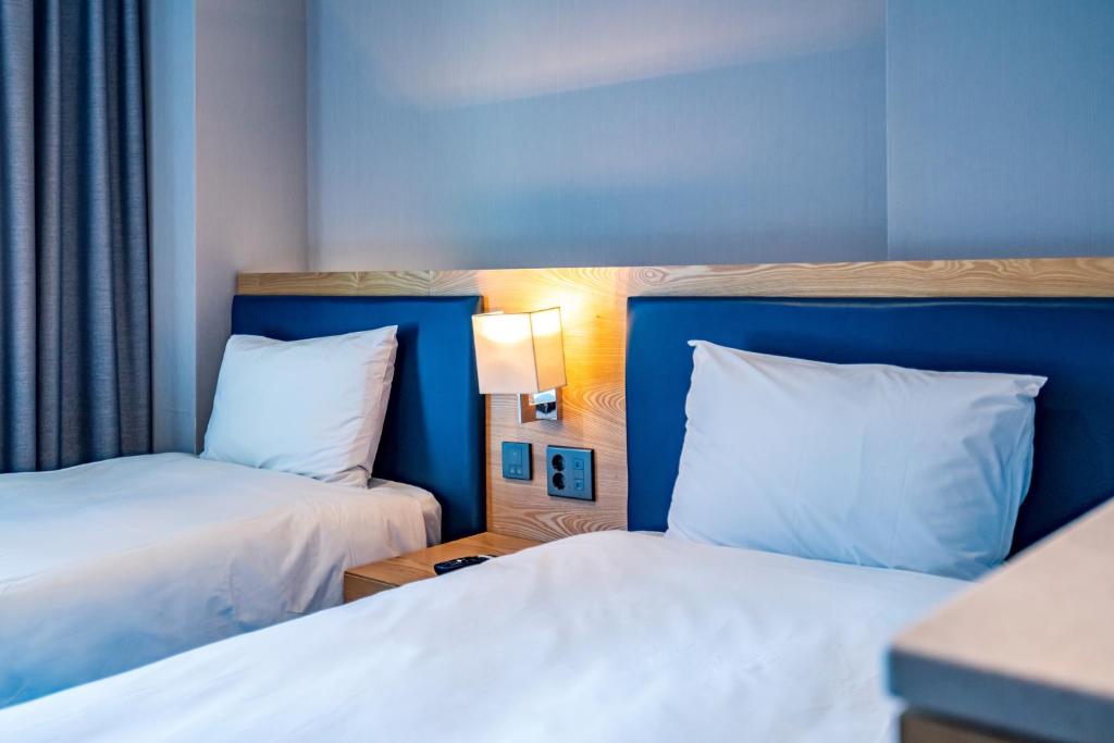 Postel nebo postele na pokoji v ubytování Centum Business Hotel