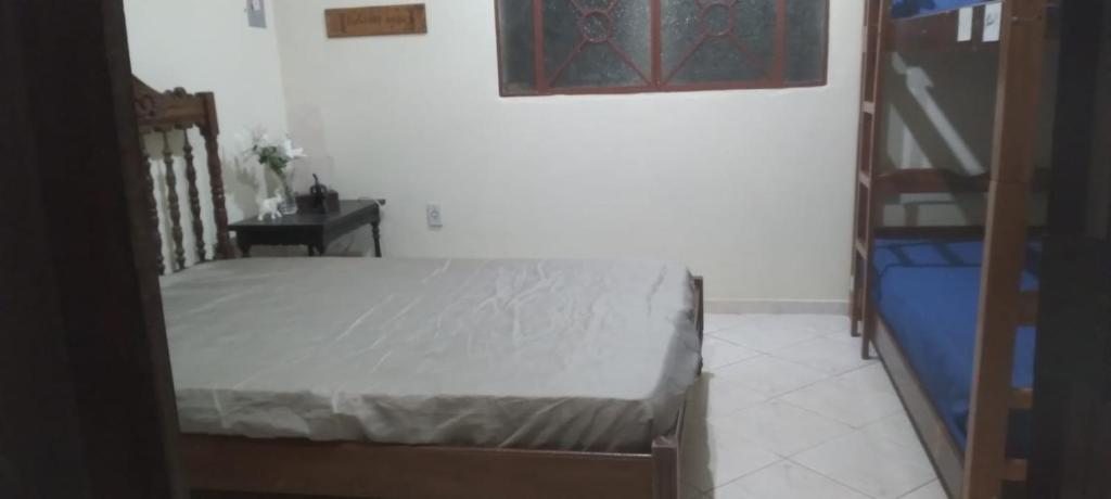 um quarto com uma cama no canto de um quarto em Sítio Porta das Águas em Caxambu
