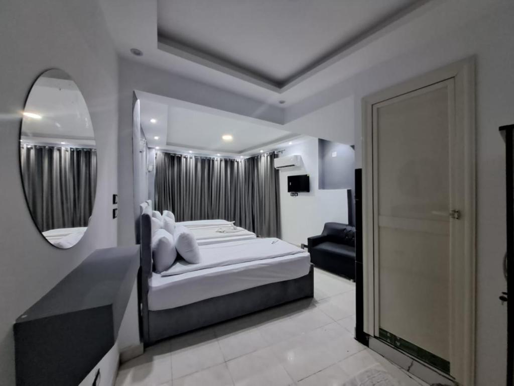 um quarto com uma cama grande e um espelho em NADA _ HOTEL no Cairo