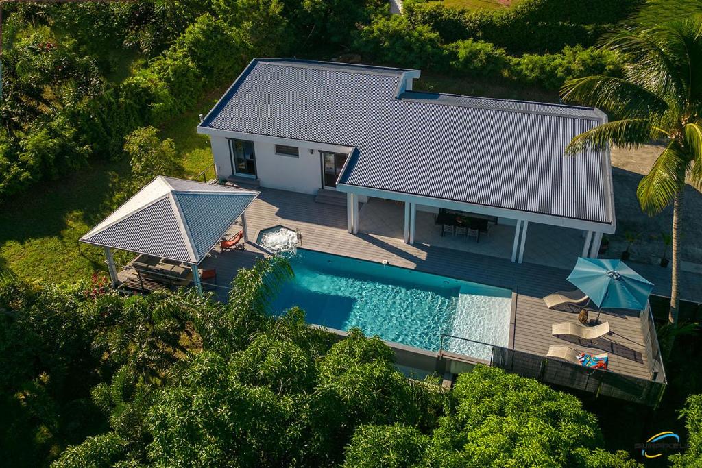 una vista aérea de una casa con piscina en Villa Palm Diamond Jacuzzi & Piscine privés, en Le Diamant