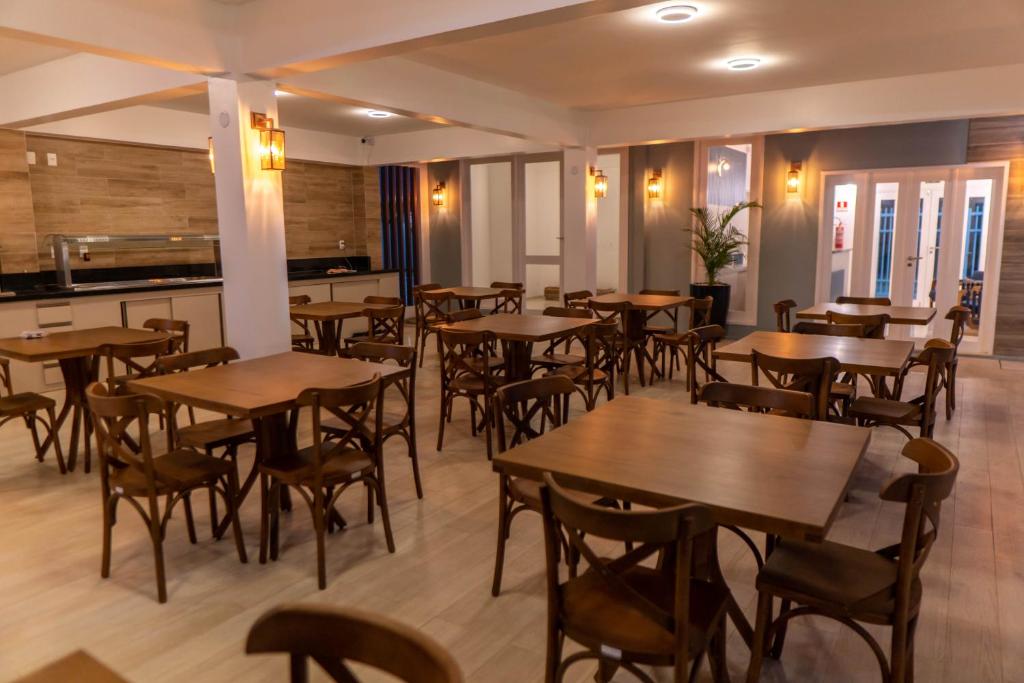 Restoran või mõni muu söögikoht majutusasutuses Pousada Diane