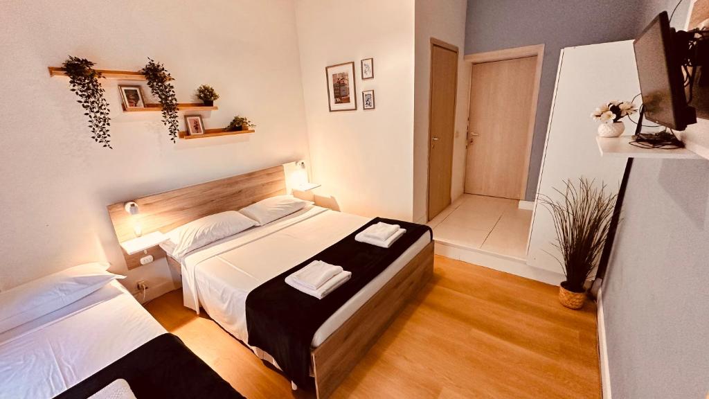 Łóżko lub łóżka w pokoju w obiekcie Pardis Guest house