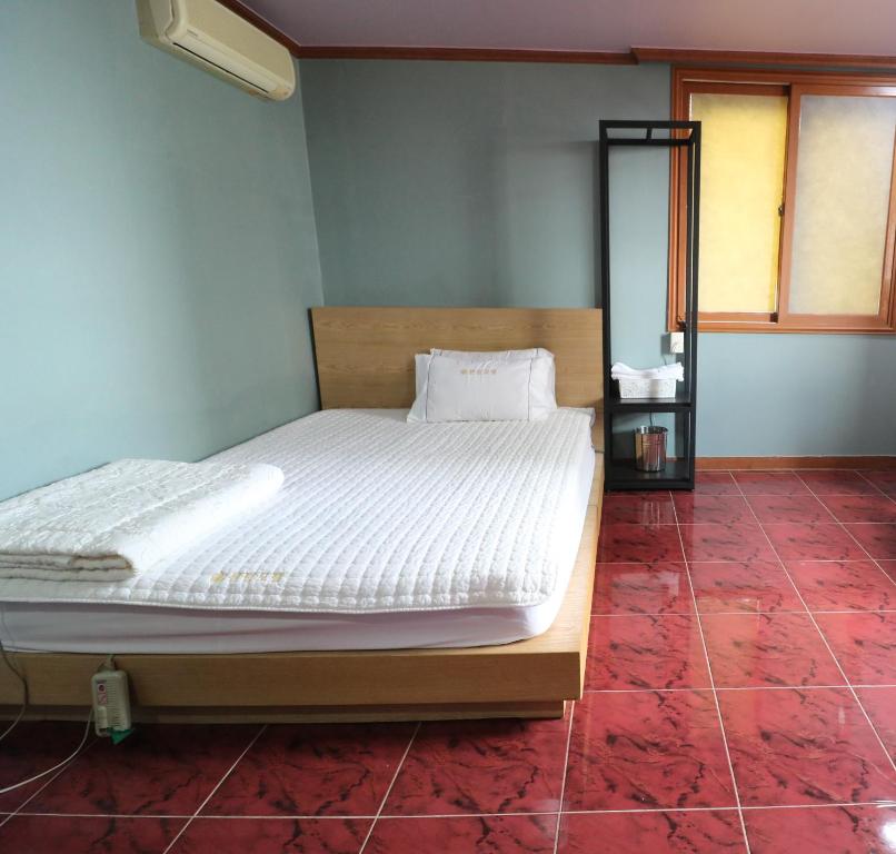 Een bed of bedden in een kamer bij 부산역 센텀 호텔