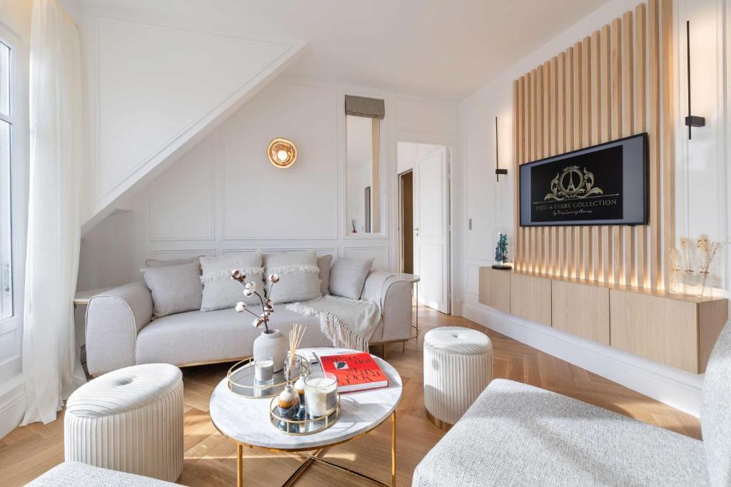 un salon avec un canapé et une table dans l'établissement Elegant apartment - 2BR-4P - Vivienne, à Paris
