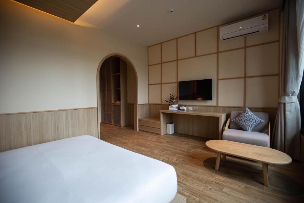 TV a/nebo společenská místnost v ubytování The Arch Phuket Hotel