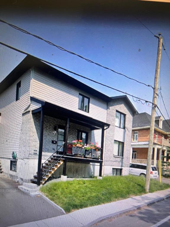 une maison avec un balcon fleuri dans l'établissement Denis, à Québec