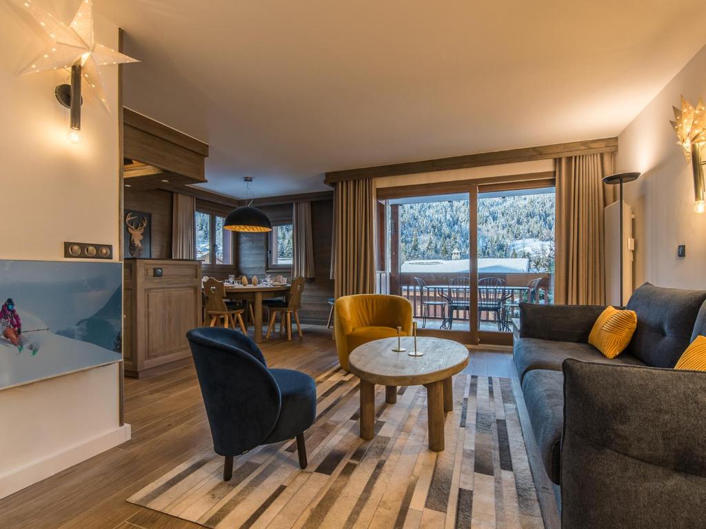 un salon avec un canapé et une table dans l'établissement Superbe appartement à Méribel avec garage privatif et balcon - FR-1-613-12, à Méribel