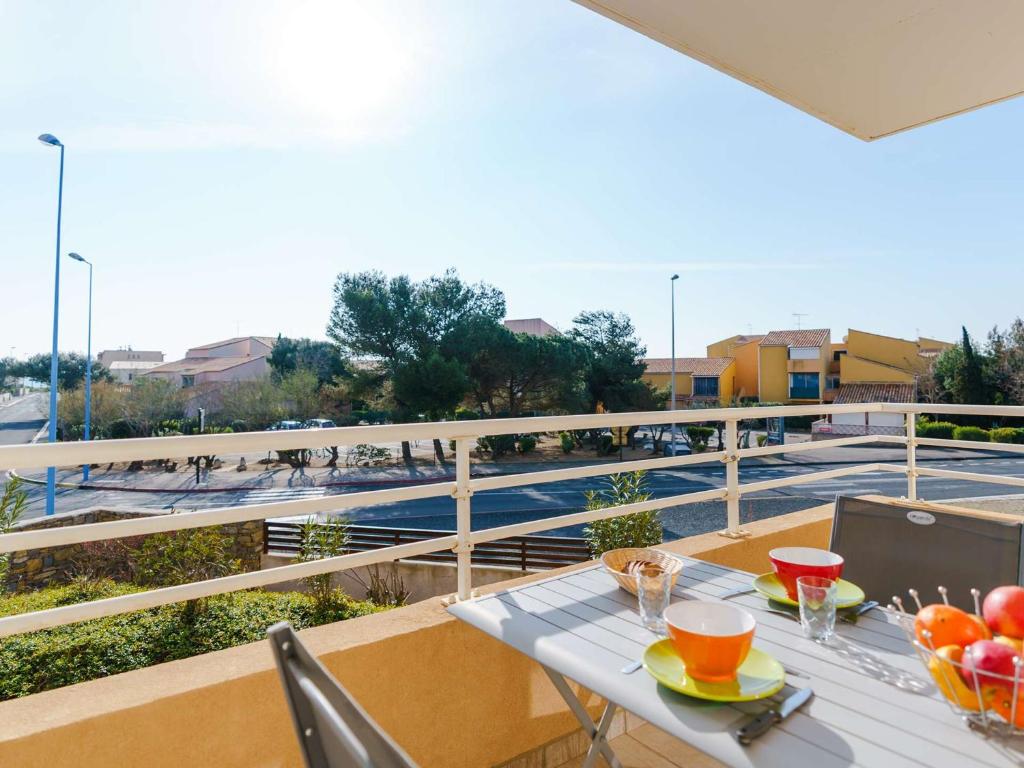 - une table avec un bol de fruits sur le balcon dans l'établissement Charmant T3 à 300m de la plage, Balcons, Parking, Proche Commerces, Narbonne-Plage - FR-1-409-169, à Narbonne