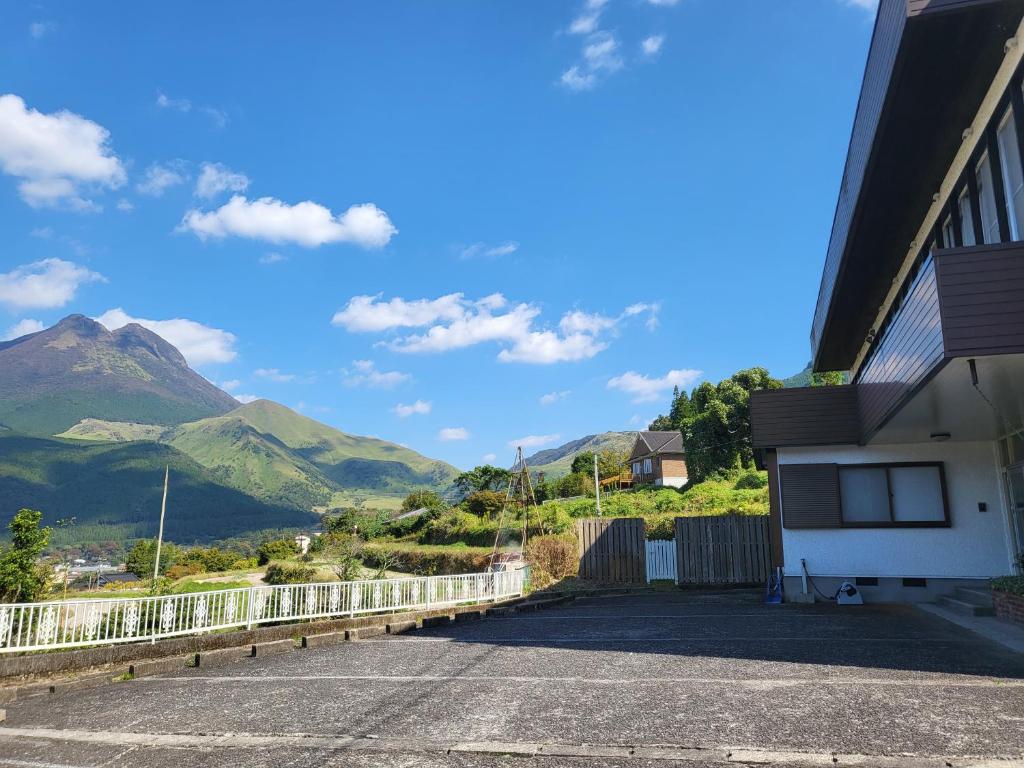 Blick auf die Berge von der Seite eines Gebäudes in der Unterkunft Yufuin Monday 湯布院マンデー in Yufu